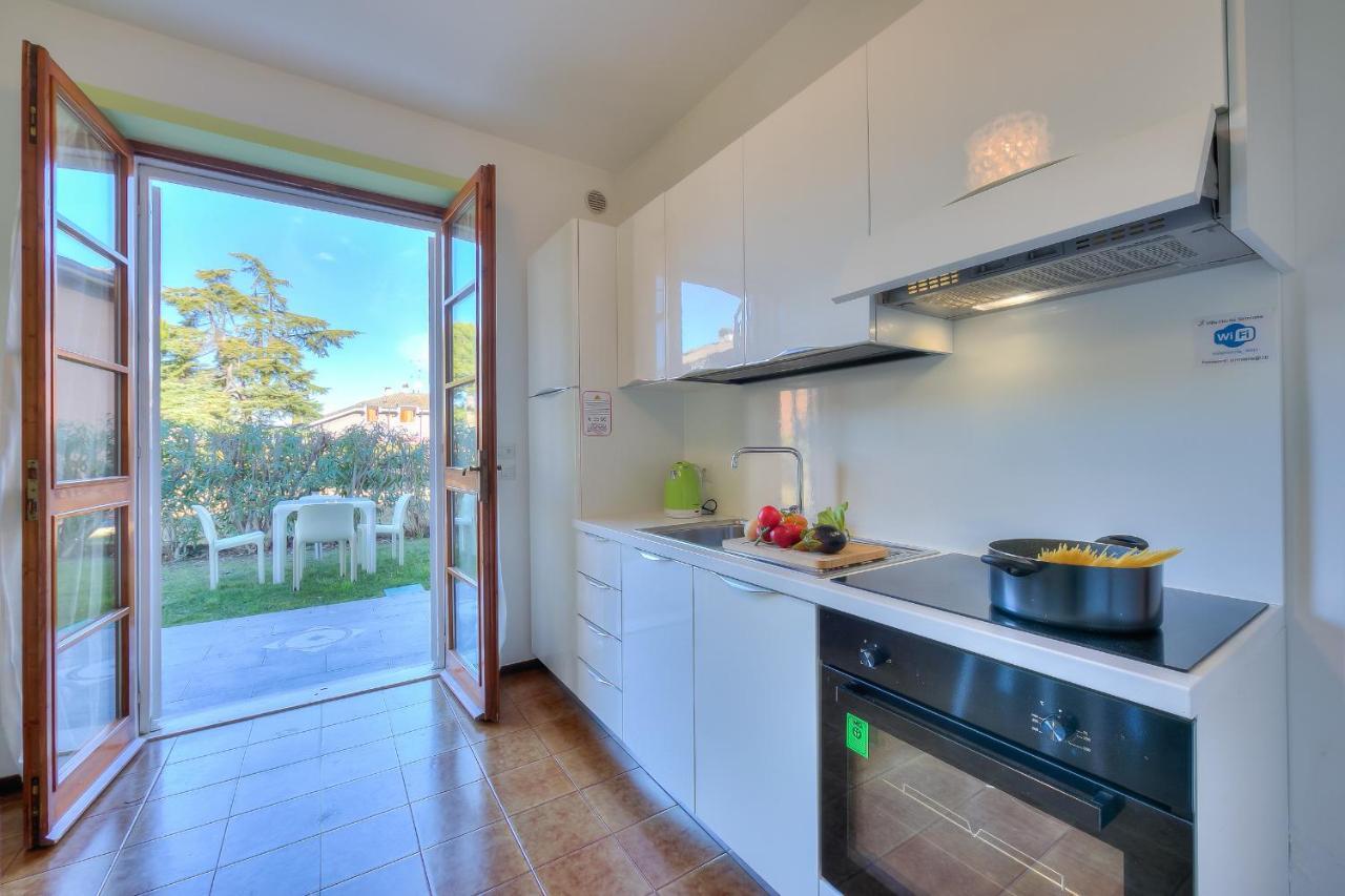 סירמיונה Villa Fiorita Apartments - Happy Rentals מראה חיצוני תמונה